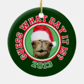 どんな日それがであるかクリスマスの2013年のこぶ日のラクダの推測 セラミックオーナメント (裏面)