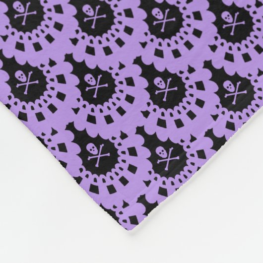 どんな色だ！スカルとクロスボーンレースブラックグラウンド フリースブランケット (角)