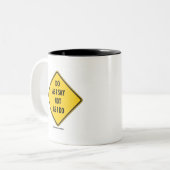 ない私がように私言うためようにして下さい(黄色い警告標識) ツートーンマグカップ (正面左)