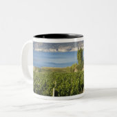 なし、カナダ；ブリティッシュコロンビア；オカナガン渓谷 ツートーンマグカップ (正面左)
