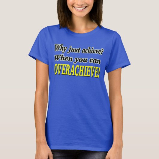 なぜちょうど達成して下さいか。 Overachieveできる時! デザイン Tシャツ (正面)