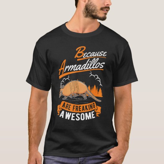なぜならアルマジロは自由なアルマジロ素晴らしだからだ Tシャツ (正面)
