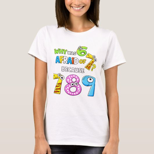 なぜ6は7を怖がったのか 面白い数学Tシャツ Tシャツ (正面)