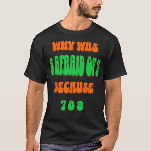なぜ6は7を怖がったのか?789だから。面白い67のミーム Tシャツ (正面)