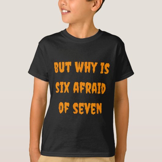 なぜ6は7を怖がるのか 面白いハロウィン・ミーム Tシャツ (正面)
