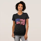 なびく米国国旗と険しい十字架 Tシャツ (正面フル)