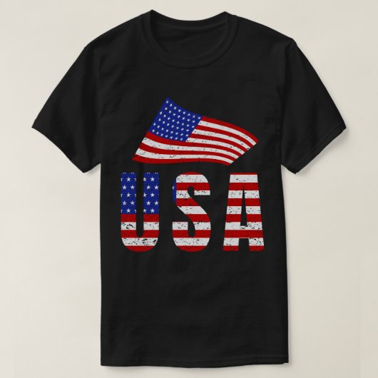 なびく米国国旗のタイポグラフィ Tシャツ (デザイン正面)
