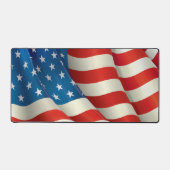 なびく米国国旗の紅白と青 デスクマット (正面)