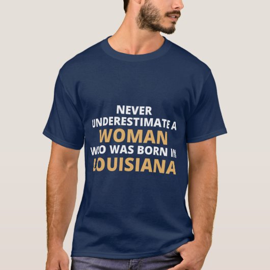 ~にいた女性を決して過小評価しな生まれい Tシャツ (正面)