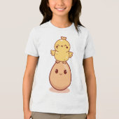 にっこり卵の上に立つキュートなひよこ トライブレンドＴシャツ (正面)