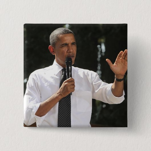 について大統領バラクが質問に答える 缶バッジ (正面)