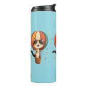 にゃんよろこびの三毛猫空大冒険イラスト タンブラー (回転左)