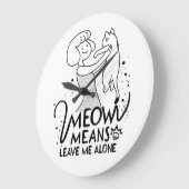 「にゃー」は放っておいて - おしゃれで面白い猫 ラージ壁時計 (傾斜)
