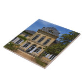 によって改装されたシャトーのメイン建物 タイル (側面)