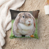 にんじん草の中の可愛いロップ耳のウサギ クッション (ブランケット)