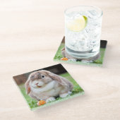 にんじん草の中の可愛い耳の垂れたウサギ ガラスコースター (アングル)