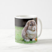 にんじん草の中の可愛い耳の垂れたウサギ コーヒーマグカップ (正面右)