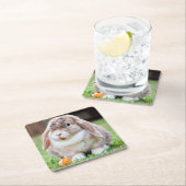 にんじん草の中の可愛い耳の垂れたウサギ スクエアペーパーコースター (インサイチュ)