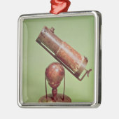 にアイザックニュートン1671年属する望遠鏡 メタルオーナメント (左)