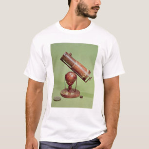 にアイザックニュートン1671年属する望遠鏡 Tシャツ