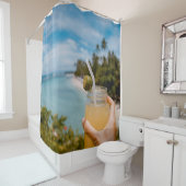 ～にジュースをたっぷり入れたメーソンの瓶を持っている人 シャワーカーテン (インサイチュ)