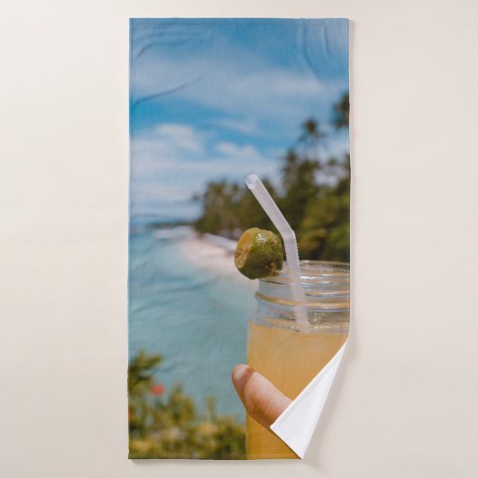 ~にジュースをたっぷり入れたメーソンの瓶を持っている人 バスタオル (バスタオル)