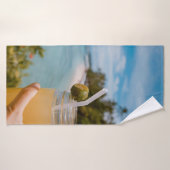 ~にジュースをたっぷり入れたメーソンの瓶を持っている人 バスタオル (バスタオル)