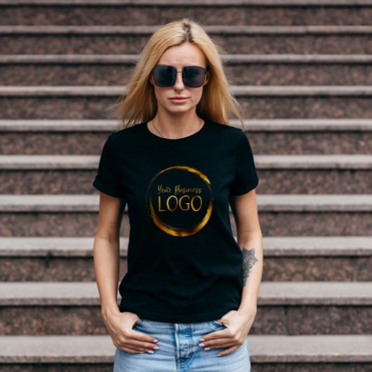にロゴをプリントした Tシャツ