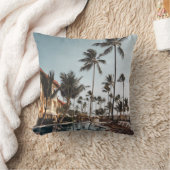 ~に囲まれたプールの近くにある茶色の木製のラウンジチェア クッション (ブランケット)