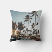 ~に囲まれたプールの近くにある茶色の木製のラウンジチェア クッション (裏面)