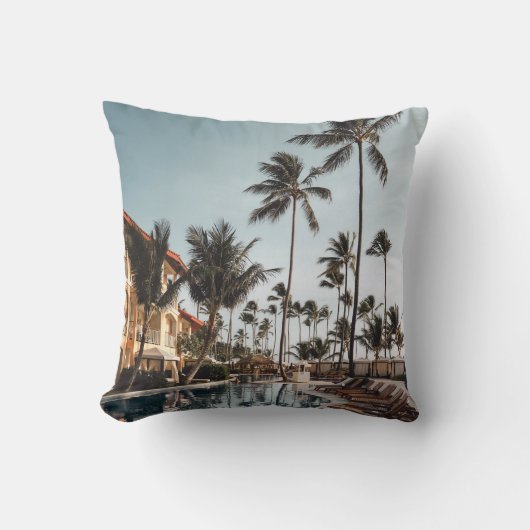 ~に囲まれたプールの近くにある茶色の木製のラウンジチェア クッション (正面)