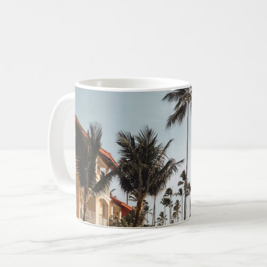 ~に囲まれたプールの近くにある茶色の木製のラウンジチェア コーヒーマグカップ (正面左)