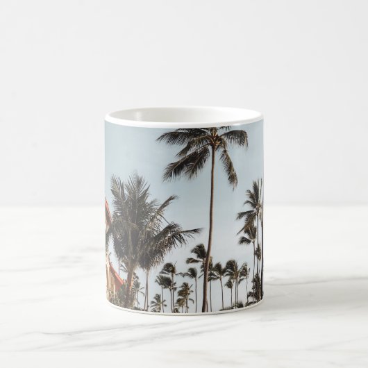 ~に囲まれたプールの近くにある茶色の木製のラウンジチェア コーヒーマグカップ (中央)