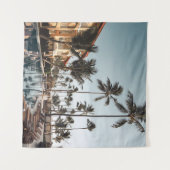 ～に囲まれたプールの近くにある茶色の木製のラウンジチェア タペストリー (正面(横))