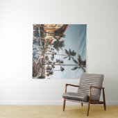 ～に囲まれたプールの近くにある茶色の木製のラウンジチェア タペストリー (インサイチュ(横))