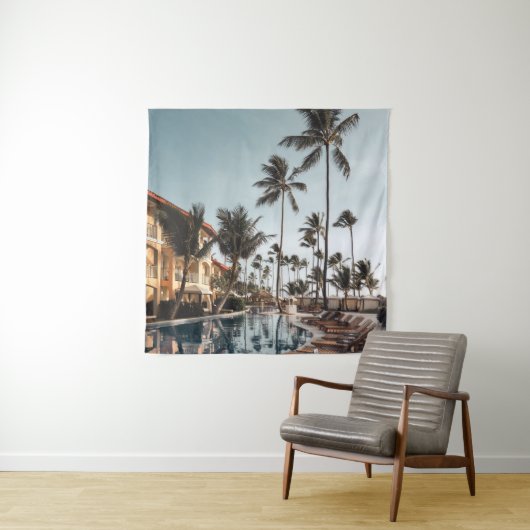 ～に囲まれたプールの近くにある茶色の木製のラウンジチェア タペストリー (インサイチュ)