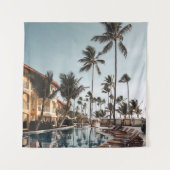 ～に囲まれたプールの近くにある茶色の木製のラウンジチェア タペストリー (正面)