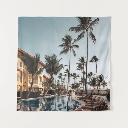 ～に囲まれたプールの近くにある茶色の木製のラウンジチェア タペストリー (正面)