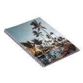 ～に囲まれたプールの近くにある茶色の木製のラウンジチェア ノートブック (右側)