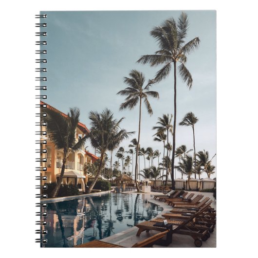 ～に囲まれたプールの近くにある茶色の木製のラウンジチェア ノートブック (正面)