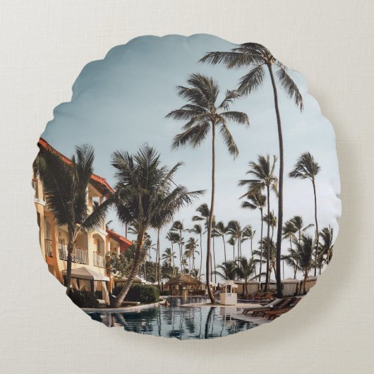 ～に囲まれたプールの近くにある茶色の木製のラウンジチェア ラウンドクッション (正面)