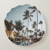 ～に囲まれたプールの近くにある茶色の木製のラウンジチェア ラウンドクッション (裏面)