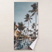 ~に囲まれたプールの近くの茶色の木製のラウンジチェア バスタオル (バスタオル)