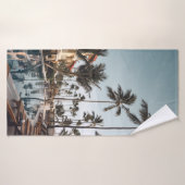 ～に囲まれたプールの近くの茶色の木製のラウンジチェア バスタオル (バスタオル)