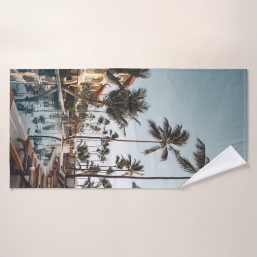 ~に囲まれたプールの近くの茶色の木製のラウンジチェア バスタオル (バスタオル)