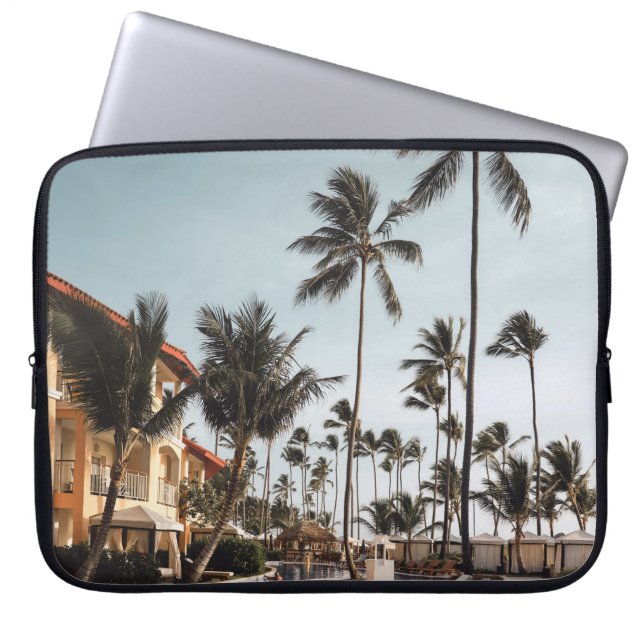 ～に囲まれたプールの近くの茶色の木製のラウンジチェア ラップトップスリーブ (正面)