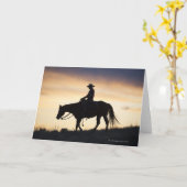 に対する彼女の馬の女性のカーボーイのシルエット カード (黄色い花)