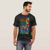 ~に対する自閉症アメリカ国旗絞り染め自閉症意識 Tシャツ (正面フル)