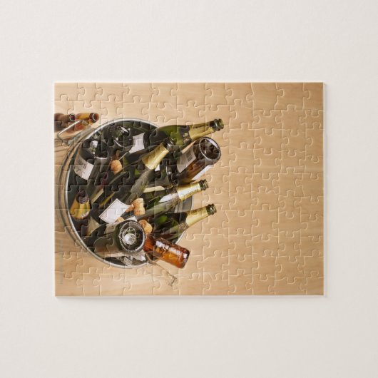 に空のシャンパンのボトルがいっぱいのゴミ箱 ジグソーパズル (横)
