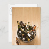 に空のシャンパンのボトルがいっぱいのゴミ箱 ポストカード (正面/裏面)